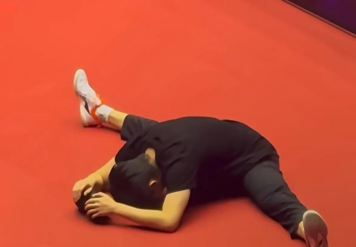 魏桥的裤子还是限制了王楚钦的发挥，没有做到位，穿短裤是kuāchā一下就打开了