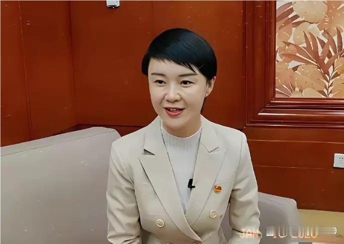 贺娇龙走了，留下的一地鸡毛里，最让人揪心的不是那个原本完整的家碎了。而是那个