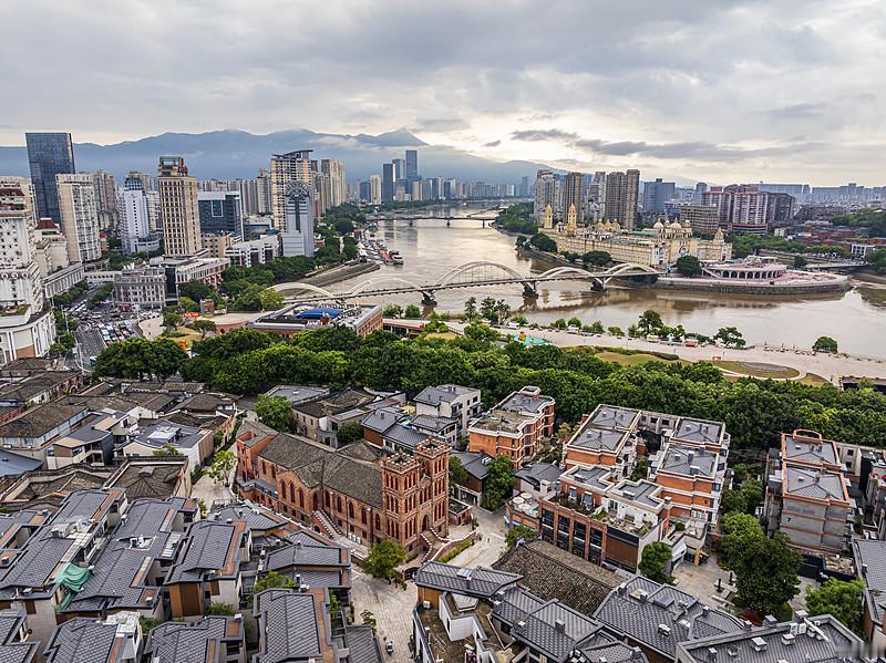 不少人谈及福州，都感慨这些年它的发展脚步飞快，GDP稳稳迈上1.5万亿台阶，城市