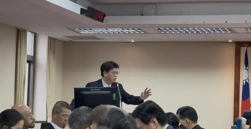 大陆学者一句“统一后治理台湾会比香港容易”，惹毛陆委会主委邱垂正，他呛声要管制小