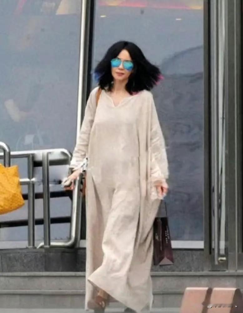 王菲不愧是“朝阳区麻袋天后”！一件普通麻布裙，硬是被她穿出了国际范儿。越佛系低调