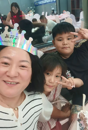 李佳妈妈过生日，李佳竟没去！梦凡账号晒出自己和妈妈过生日的视频，评论区就有人问