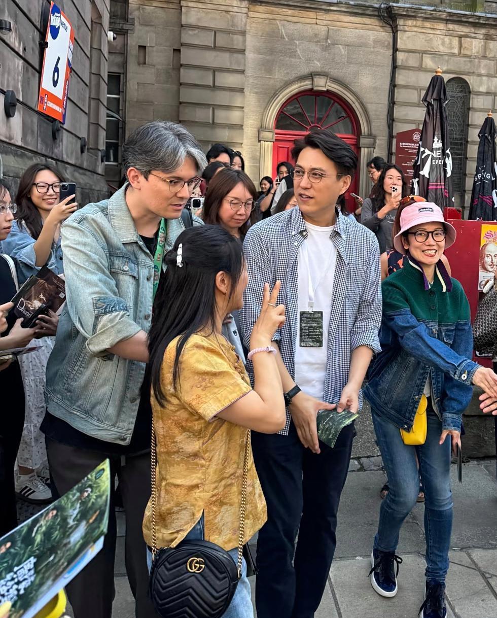 靳东现身英国街头被粉丝围堵，高清镜头下，脸部皮肤状态看起来好差，而且他有点发胖了