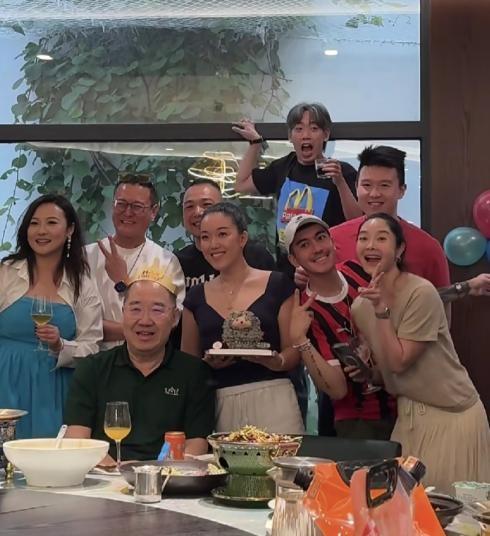 大儿子连生父的寿宴都不露脸，连亲孙子都跟着奶奶姓。这事儿咱们扒开来看，根本不是