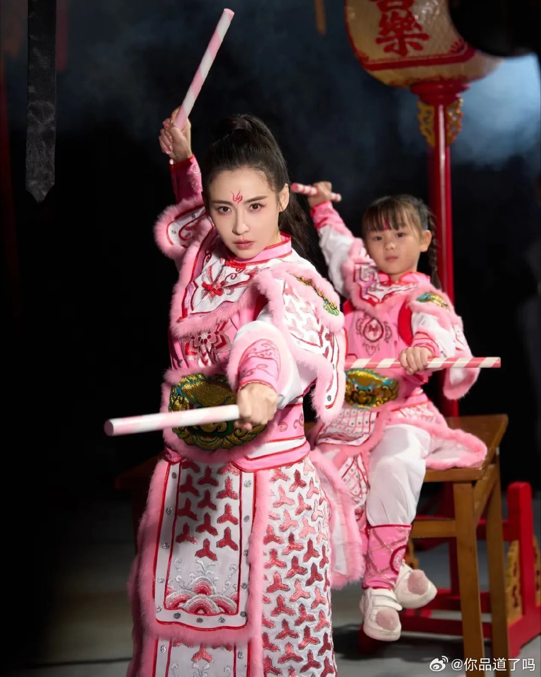 张柏芝这次的英歌舞装扮确实让人眼前一亮！英气的五官配上利落的动作，一招一式都透着