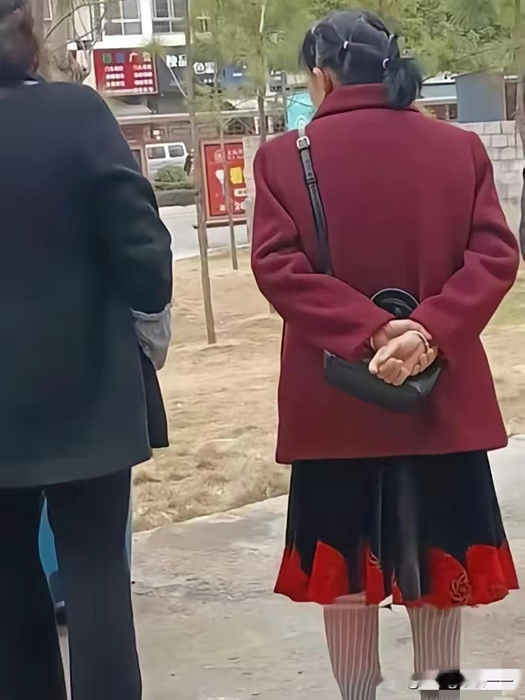 看到这位大姐的穿着，简直是把人生阅历套在了身上。不信你看：发型透着3岁的俏皮