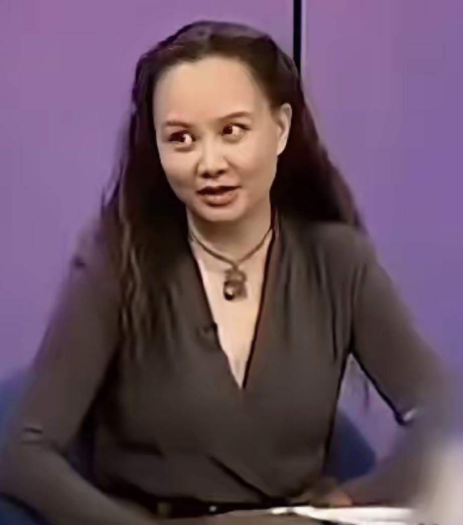 年轻的卢璐高高的额头，乌发浓密，她和丈夫刘欢的感情非常好。后来刘欢生病了，卢璐