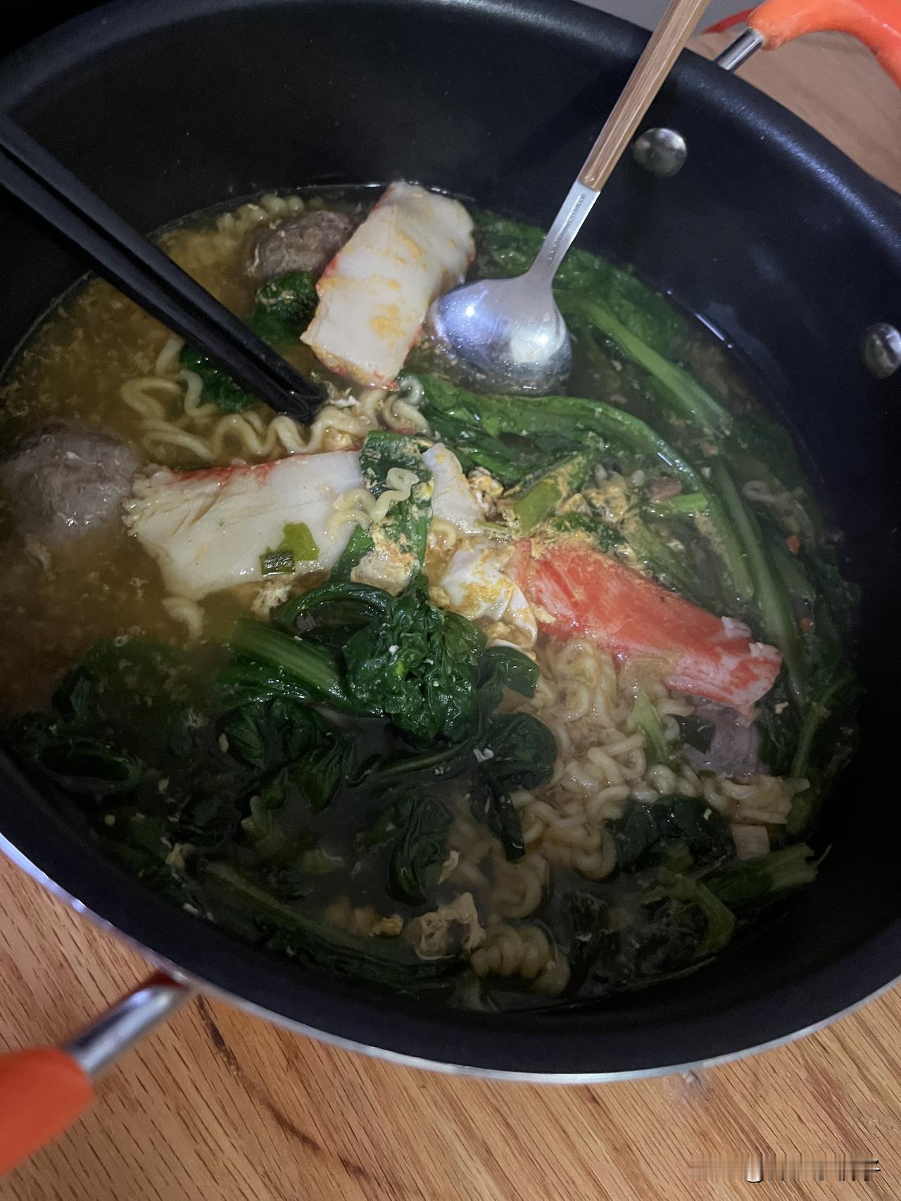 谁懂啊,深夜一碗泡面的快乐可真香啊!实在是太饿了,做了很久思想斗争,想到了发胖