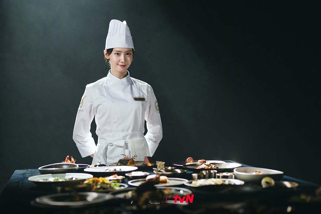 林允儿李彩玟主演tvN新周末剧暴君的主厨公开剧照。该剧改编自