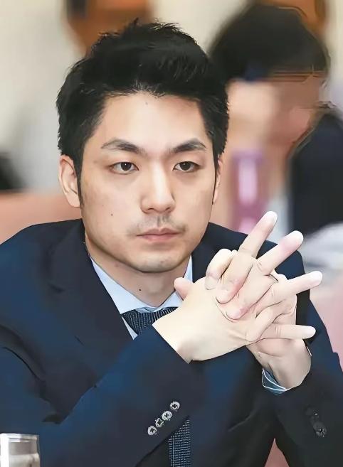 最近蒋家那个后人，又喊话想把两口棺椁迁回大陆，奉化那边连地都有人提过选好了。