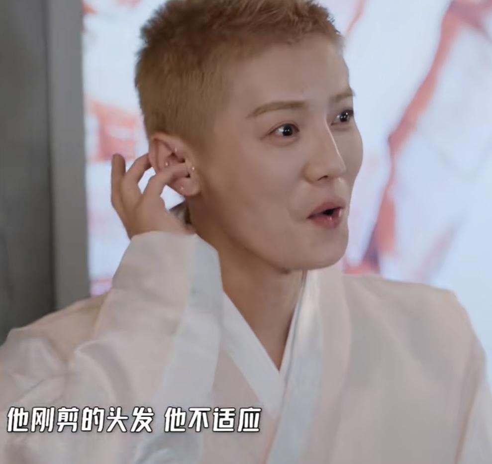 鹿晗把“归零”听成了“一零”，邓超一句话引发爆笑。邓超：“他刚剪的头发，他不