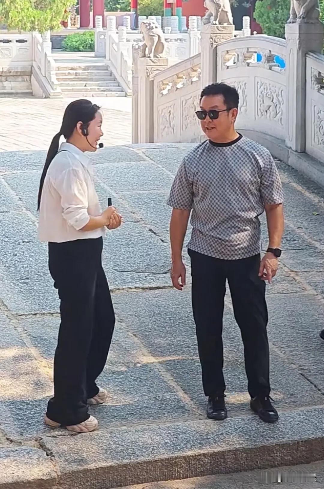 一代功夫大师元彪，现身华山参观，不愧为练武之人，年近七十，这身板看着是相当的硬朗