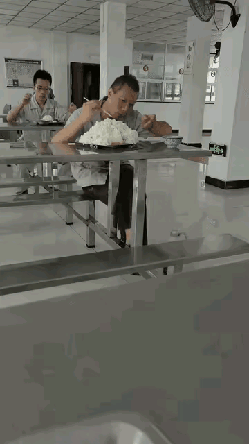 都说大哥不应该吃这么多，太贪心不足了，虽然是免费的米饭，但是也不能放开了自