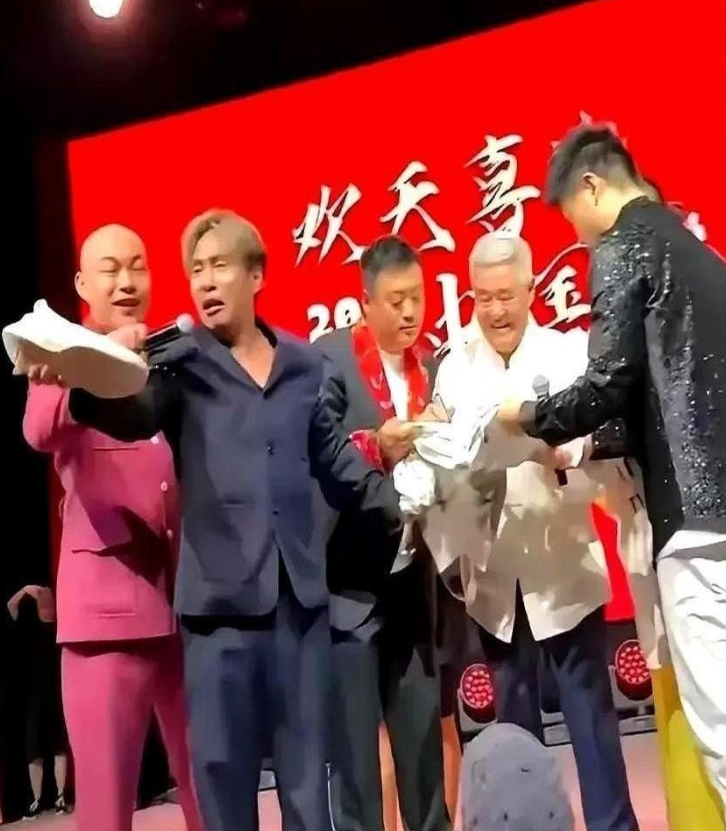 赵本山带徒弟在新加坡巡演时爆出意外插曲！宋小宝正投入表演，突然被观众扔上台的