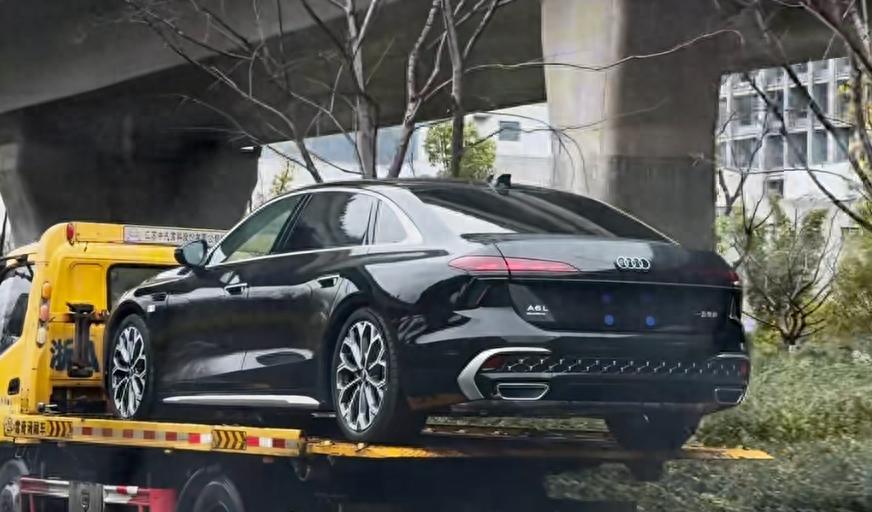 新一代奥迪A6L无伪装实车于近日在国内街头曝光，新车延续海外版设计并针对中国