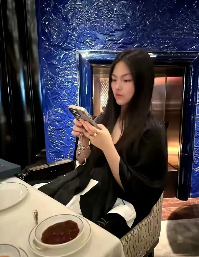 端午节，李湘又开始疯狂晒娃了，王诗龄也是可怜摊上了这样的一个妈，硬生生从“爸爸去