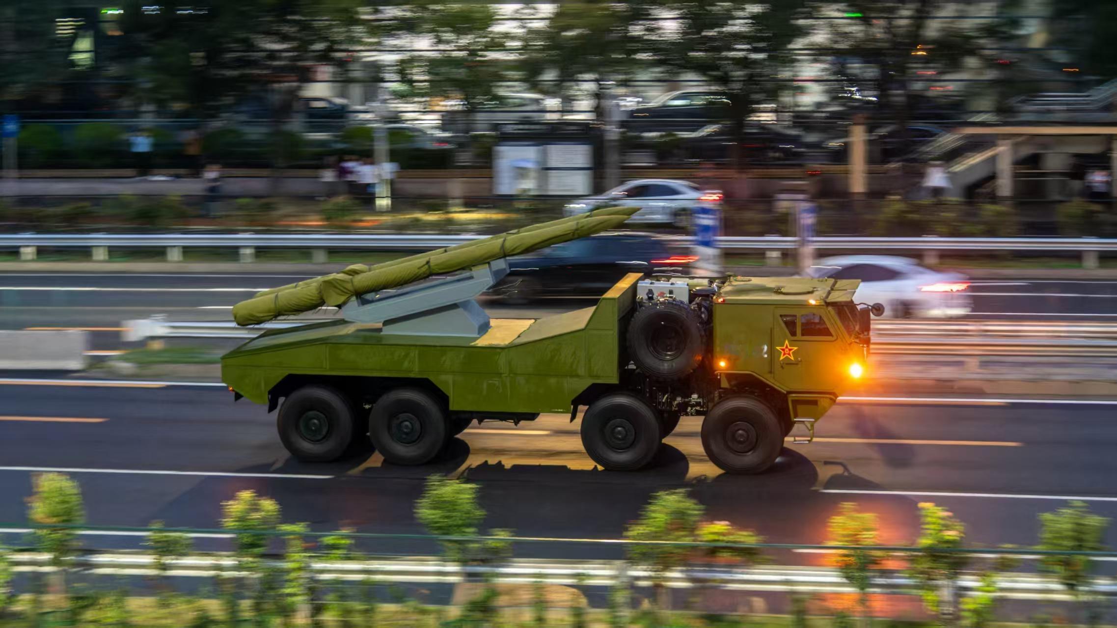 这个两级防空/反导弹还未曝光型号[思考]从助推器和光杆+尾部弹翼的弹体来看是大