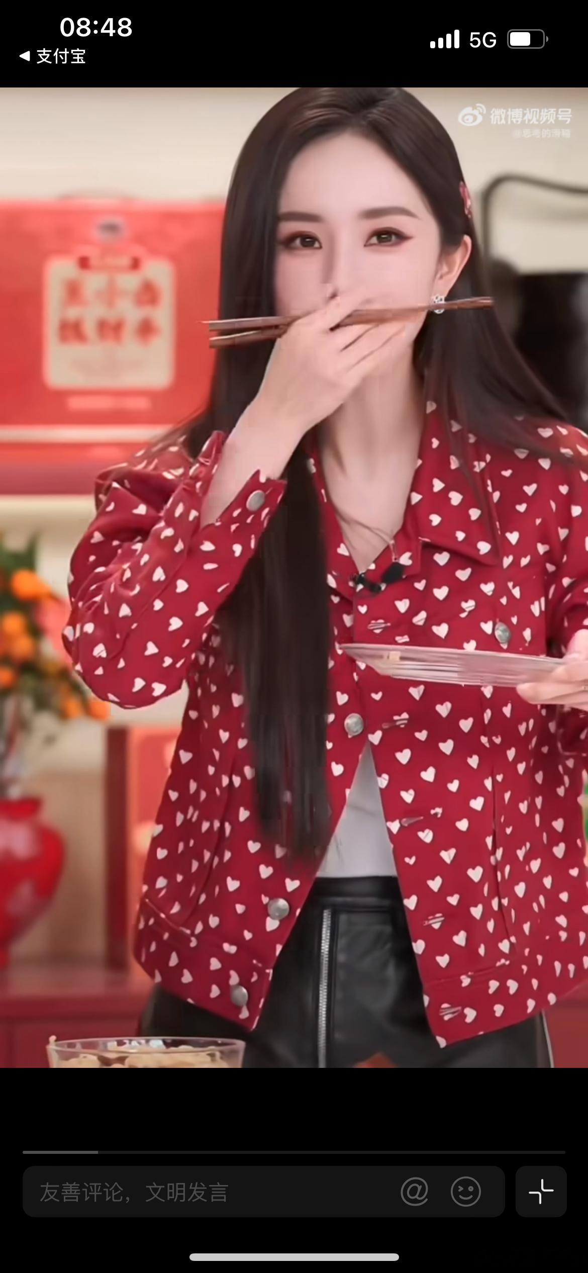 杨幂直播吃泡面被工作人员紧急叫停，直播现场杨幂拿起泡面准备品尝，刚吃几口，耳麦里