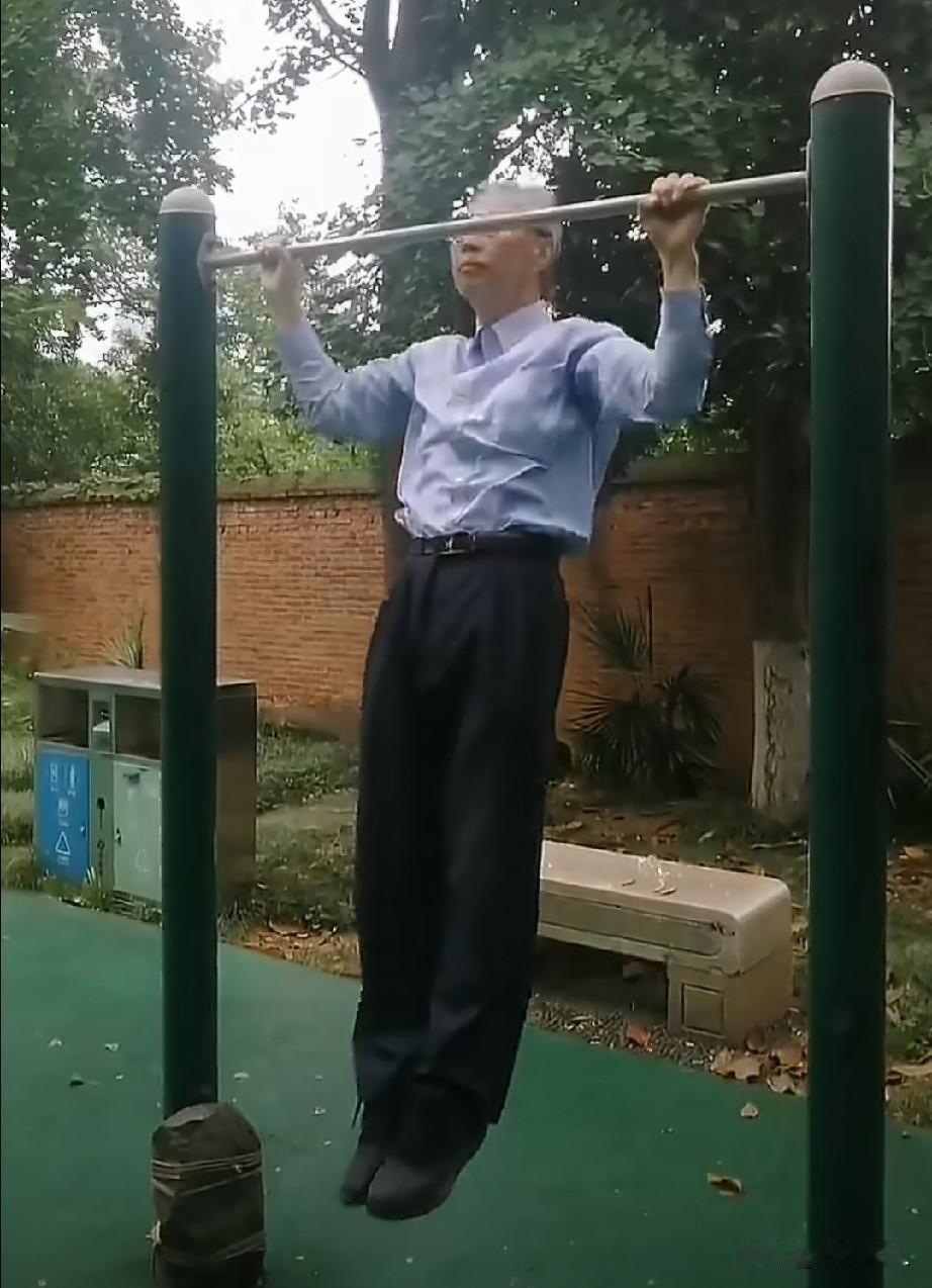 钟南山比谢贤小两个月，今年90岁，宽距引体向上还能拉10个，就问你服不服？人