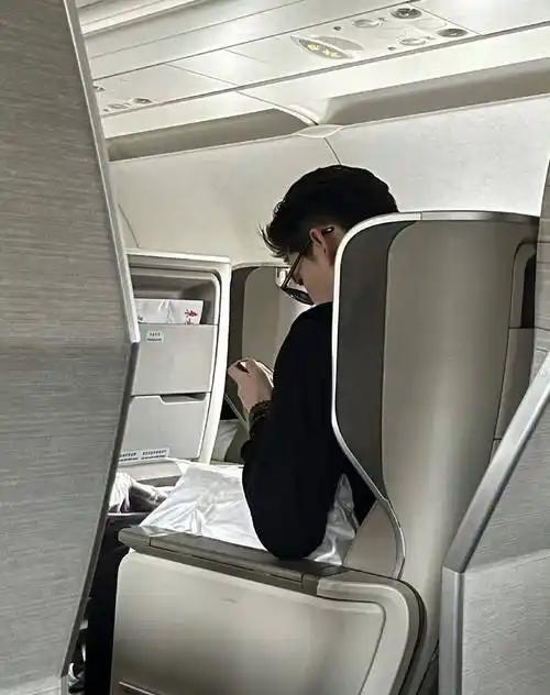 北京，一男子乘飞机去成都，飞机起飞20分钟后，他在卫生间内摔伤，随后头晕、呕吐、