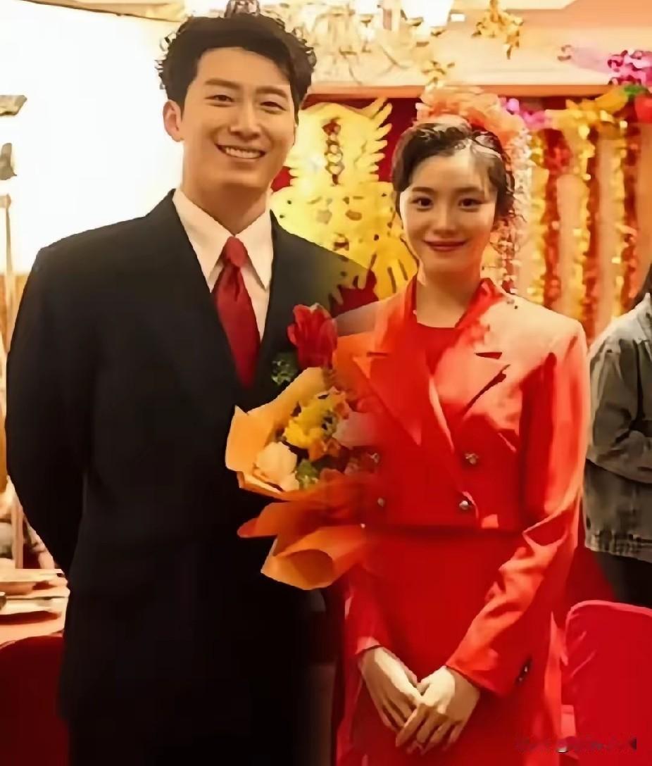 窦骁豪华婚礼上的样子感觉不如戏里帅。他还是灰头土脸的更耐看。《主角》里和刘浩存