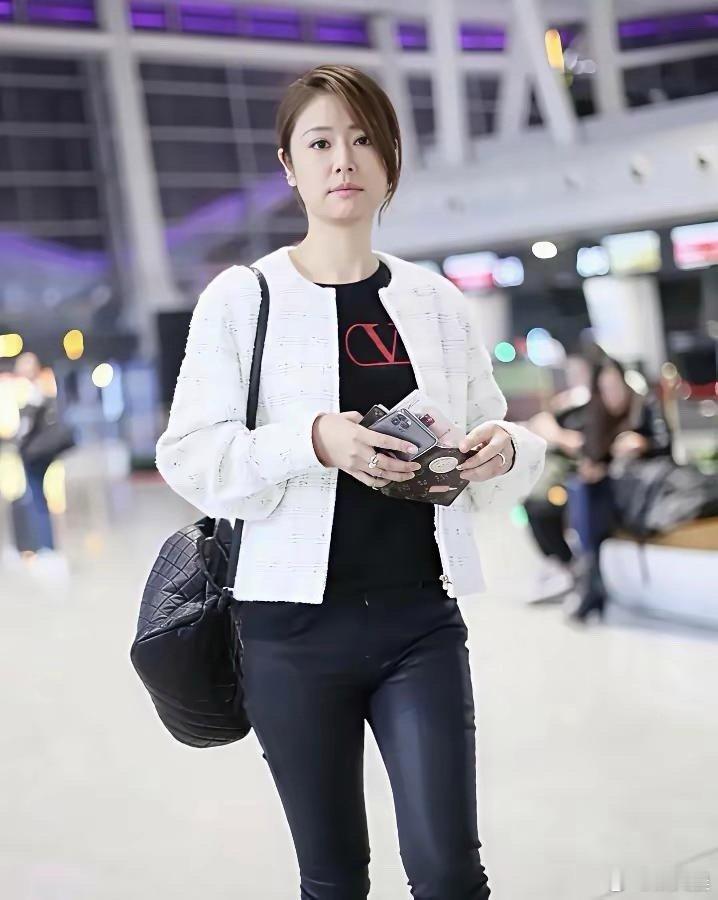 林心如气质依旧出众，白色外套配皮裤又飒又美，时髦洋气超有范儿～