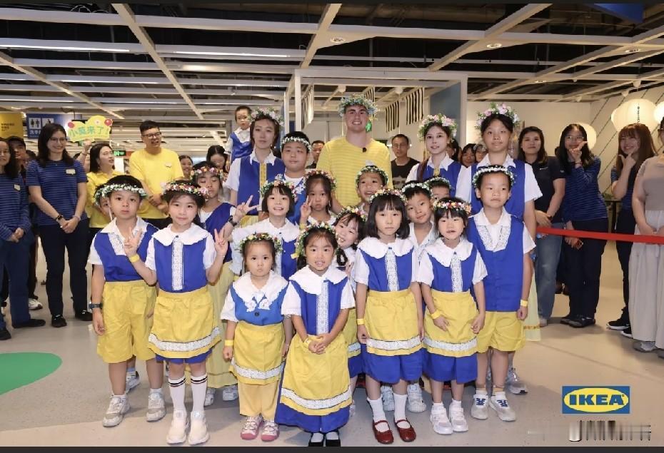 小莫在上海参加完活动，就要回去了。小莫在美国打完比赛就赶往上海参加宜家的活动，