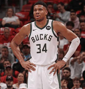 字母哥见义勇为一事是假的？之前字母哥在接受采访时透露自己在一家超市看到一位女生被