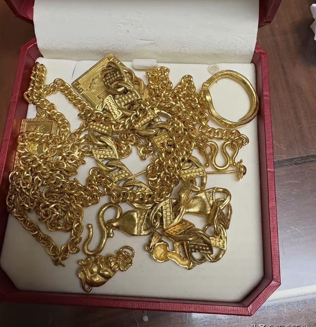 最近朋友圈都在传，说2026年黄金要跌回500美元，吓得不少人想赶紧卖。可我查了