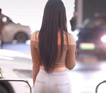 哇，这妹子背影超正，紧身裤秀出完美曲线，回头率要爆表了！