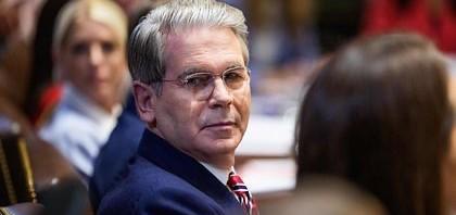 据路透社报道，美国财长贝森特表示，俄罗斯被冻结的资产也应作为谈判的一个要素，而不