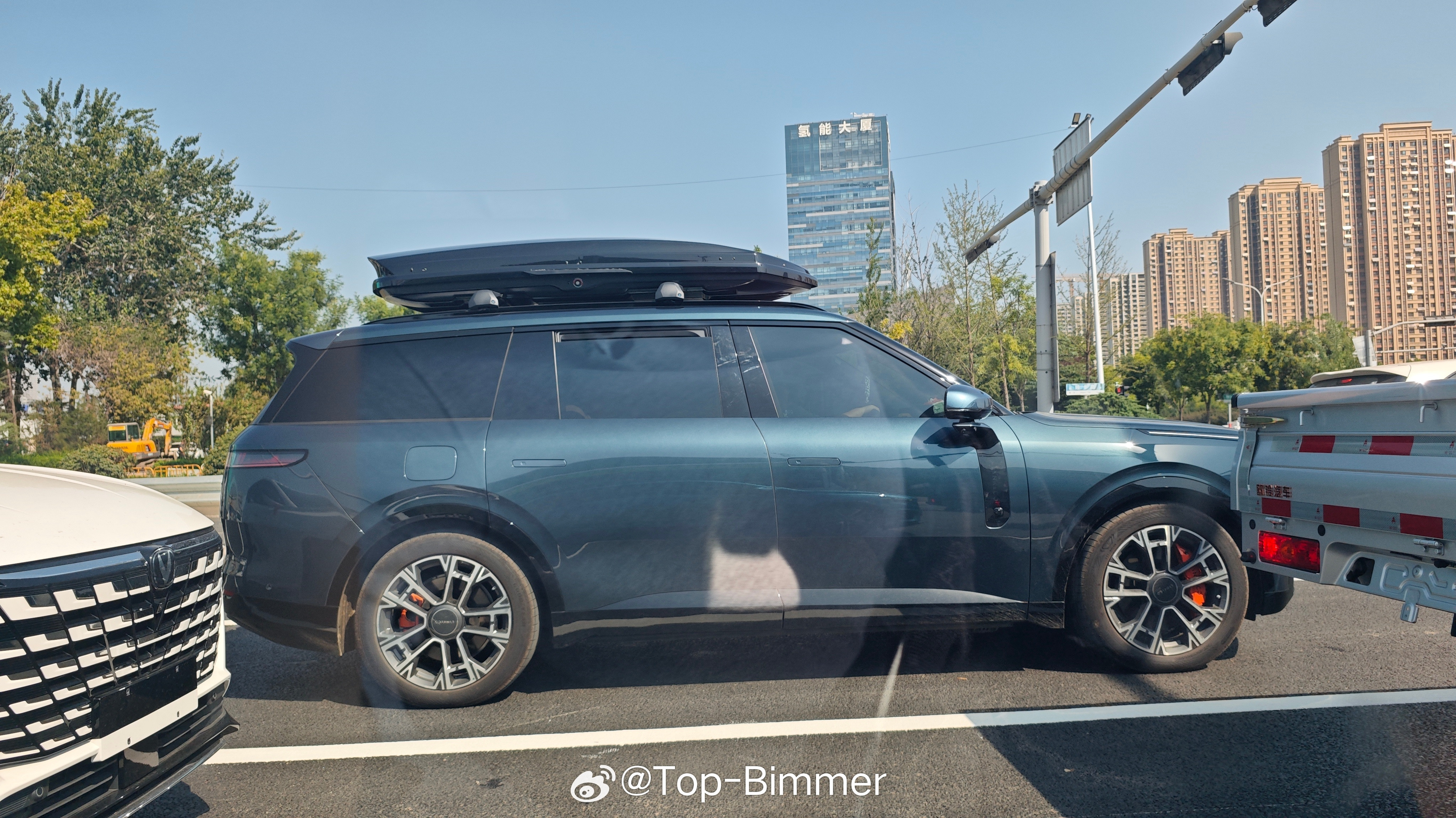 带顶箱的领克900，雀氏帅啊​​​