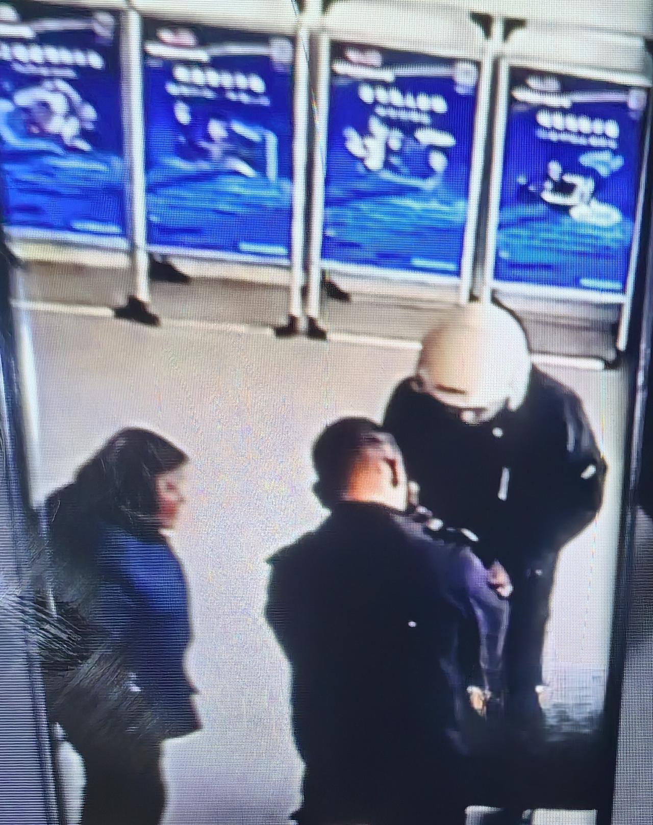 深夜石凳上的抉择：5万元存单前的两位老人，照亮一座城傍晚的嘉兴秀洲，寒风嗖嗖