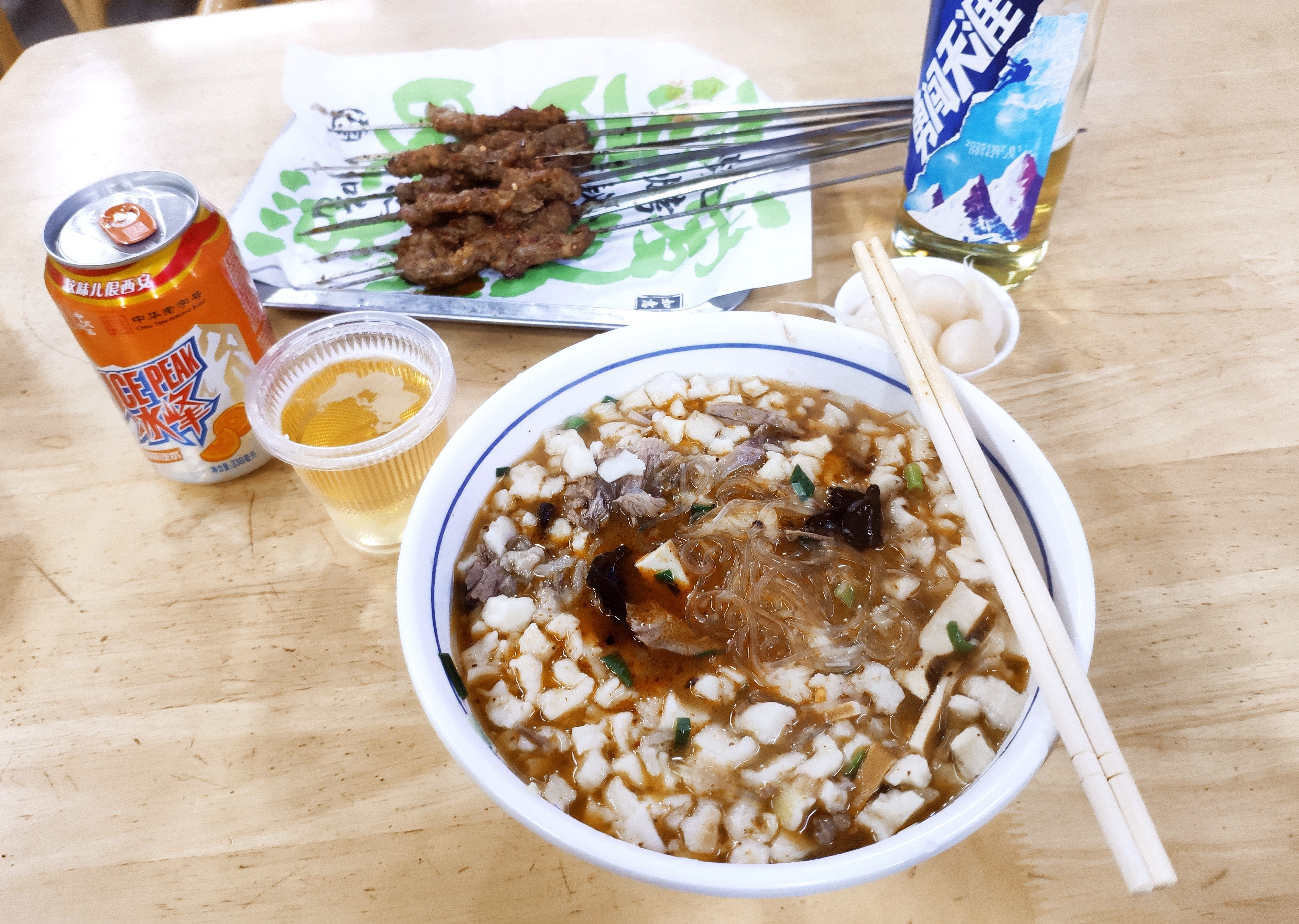 落地来份宵夜，羊肉泡馍配啤酒加冰峰。一碗下肚疲劳尽除。西安这就是中国风