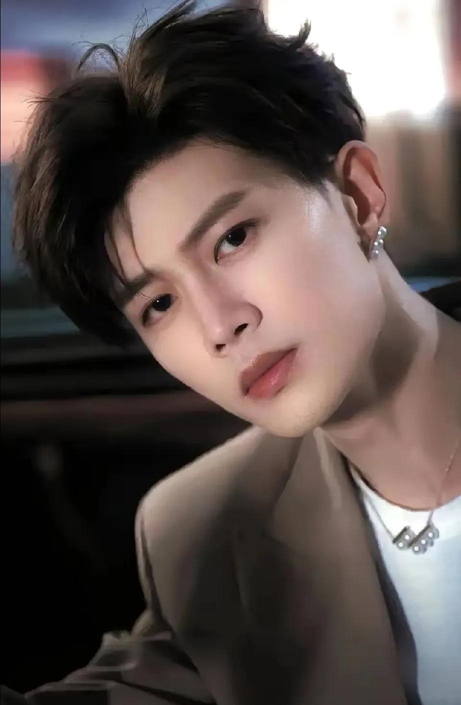 任嘉伦这爹当得太绝啦！拍戏再晚，雷打不动跟七岁上小学的儿子视频，还远程给作业本签