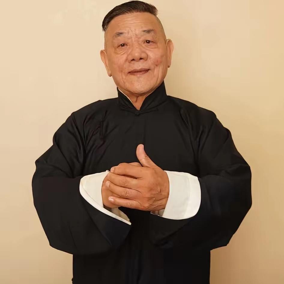 近日，著名相声演员、相声大师杨少华先生义子、郭德纲师弟、德云社成员杨进明在直播时