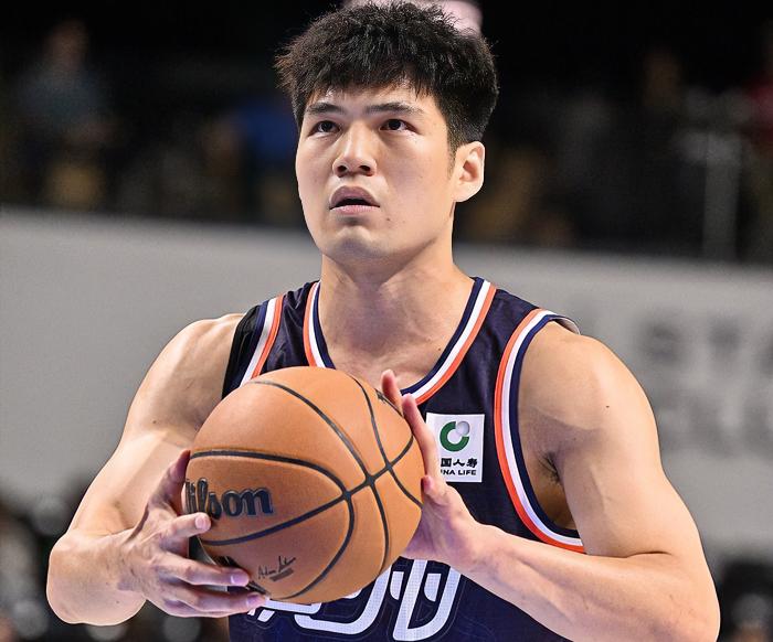 朱芳雨：国豪，CBA俱乐部杯前两场打得不错啊！回到家乡打球就是不一样啊？？？陈