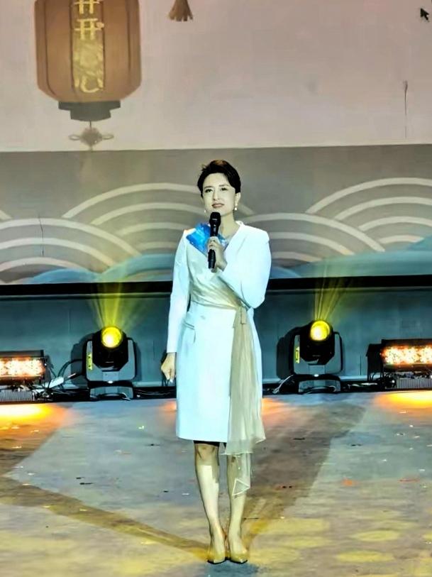 宝子们，快来瞧瞧央视美女主持人张蕾这风采！舞台上的她，身着一袭剪裁精致的白