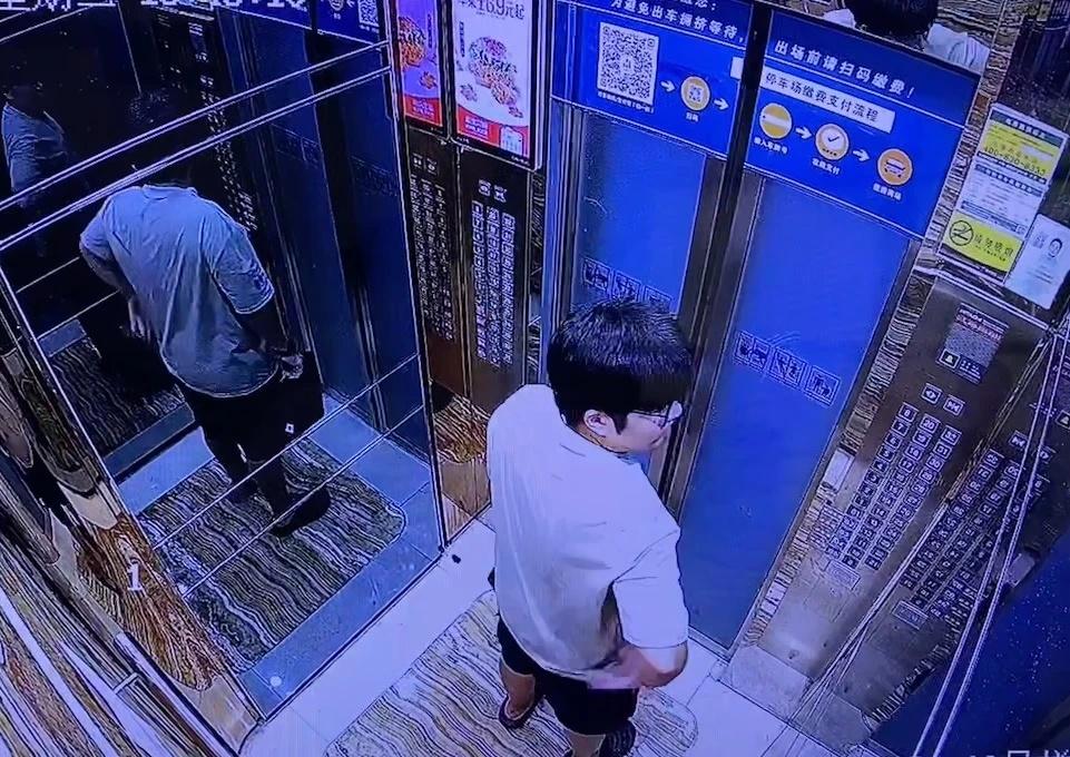 广州的注意了！新型诈骗！下午六点左右，有人按门铃，隔门问了句哪位，回答对门邻居