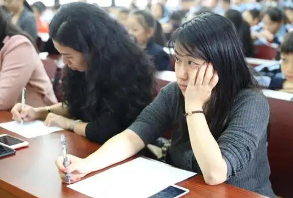 崇洋媚外到底怎么来的？一提降低英语考试权重，就被偷换成“取消英语”；一说加强母语