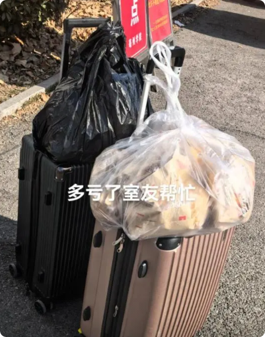 2025年，安徽一女大学生因食堂烧饼太好吃，在寒假前狂买70个带回家！当烧饼全到