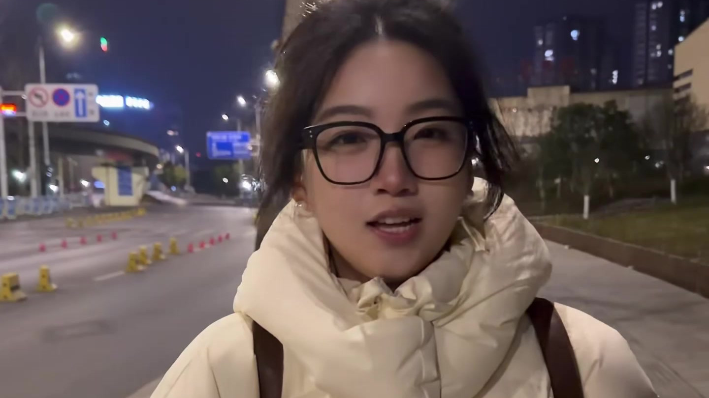 哥哥吐槽自家抠门的妹妹，哥哥：为了省钱坐了将近20个小时的大巴