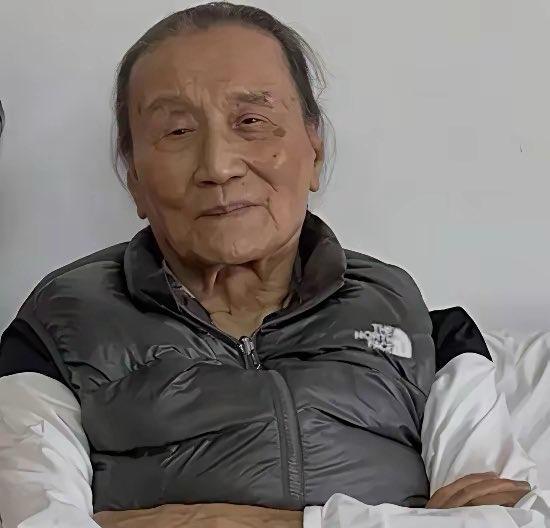 谢贤健康状况急剧恶化，媒体报道2025年前后已现严重认知障碍！（图一）多位好友