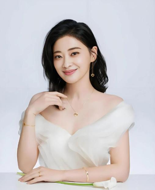 很多人不知道梅婷有过三段婚姻。她第一任丈夫是叶挺的孙子叶大鹰，叶大鹰是电影导演，