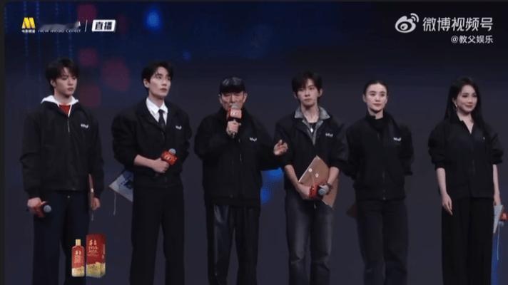 张艺谋说易烊千玺很沉稳从容张艺谋说易烊千玺正是最好阶段被张艺谋的评价狠狠戳中！不