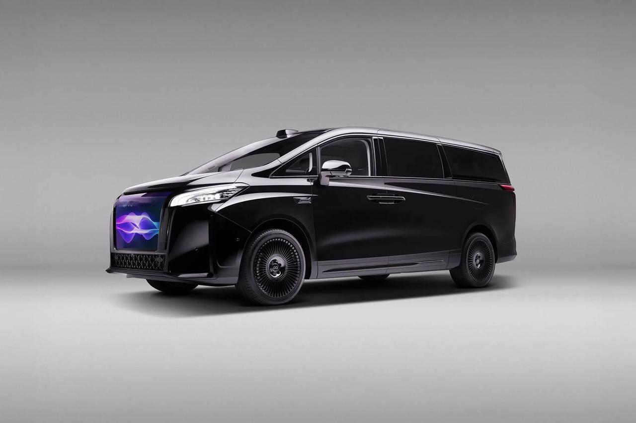 贾跃亭的新车FXSuperOne在中东阿联酋进行了发布，最离谱的是居然请到了