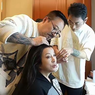 真是难为化妆师了！要把七十多岁的老人化成小姑娘，这难度简直是化妆界的“地狱级