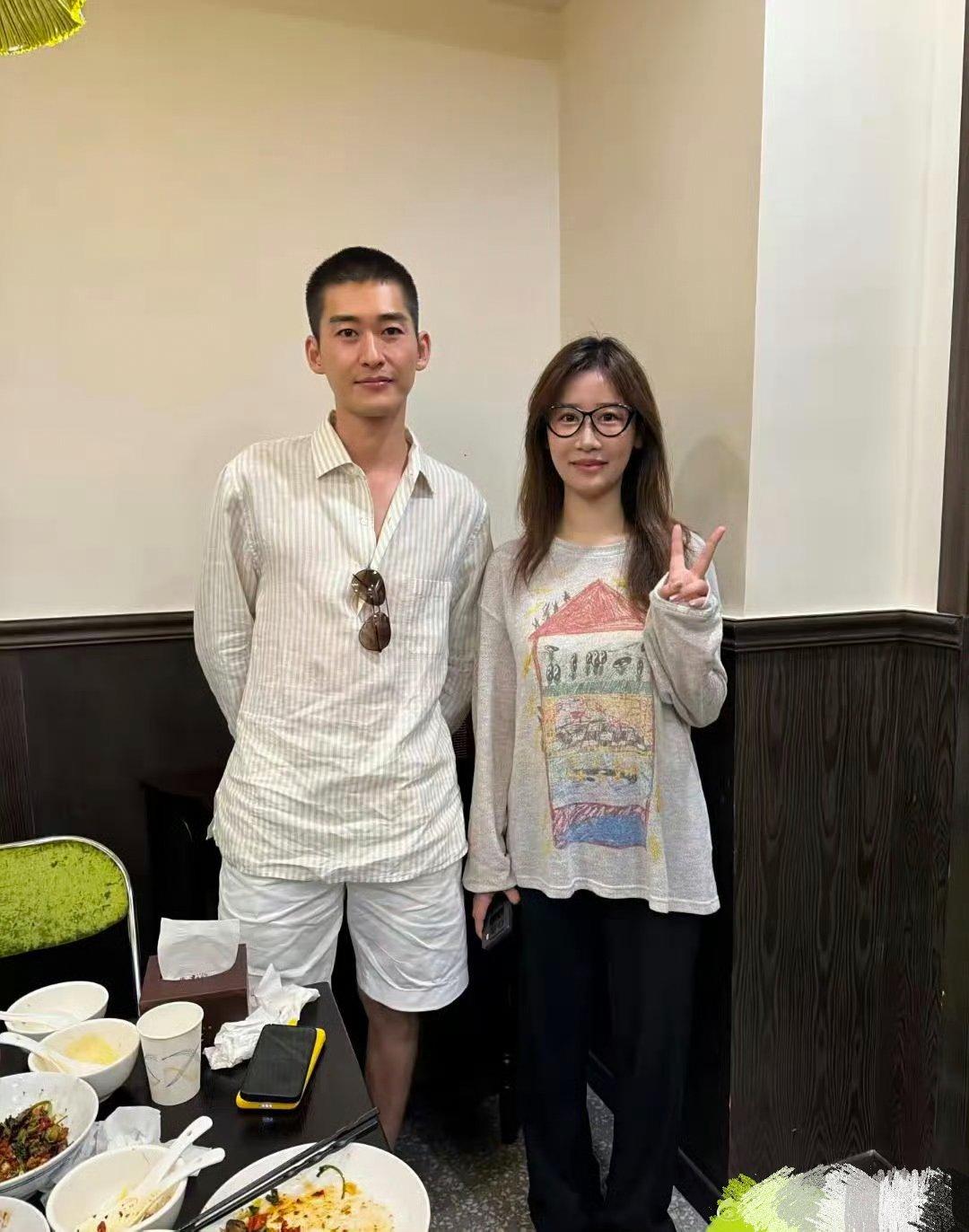 张翰在上海逛街吃饭被偶遇，剪了寸头