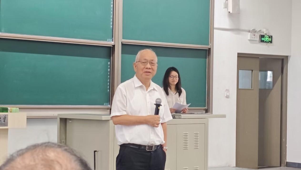 今天王虹在清华讲座，丘成桐亲自介绍，面子给足！今天王虹在清华6教C300做了一
