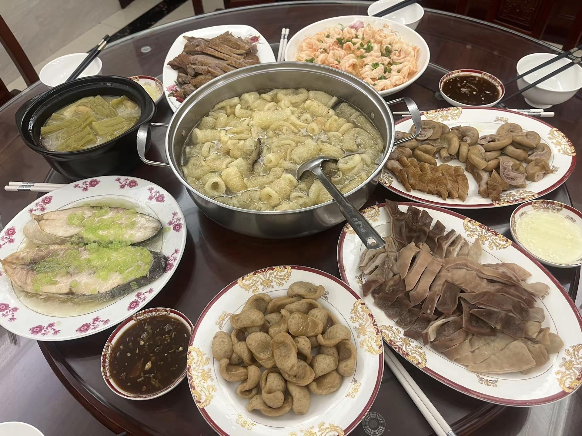 回家吃饭了！老一辈的菜式！吃到怀疑人生大家觉得这桌饭菜怎么样？